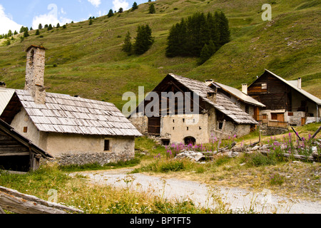 traditionelles Bergdorf in den Alpen Stockfoto