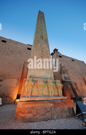 Nahaufnahme des beleuchteten roten Granitobelisk, der Tempel von Luxor, Theben, Ägypten, Arabien, Afrika Stockfoto