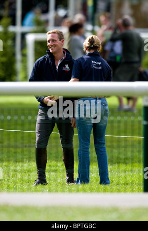 Oliver Townend Gespräch mit Piggy Französisch an der 2010 Land Rover Burghley Horse Trials Stockfoto