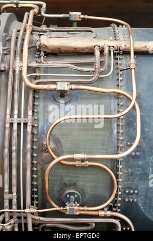 Labyrinth der Hydraulikleitungen auf der Außenseite einer Rakete Stockfoto