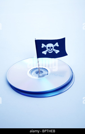 CD, DVD und Piratenflagge, Konzept der Piraterie Stockfoto