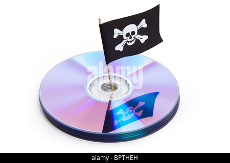 CD, DVD und Piratenflagge, Konzept der Piraterie Stockfoto