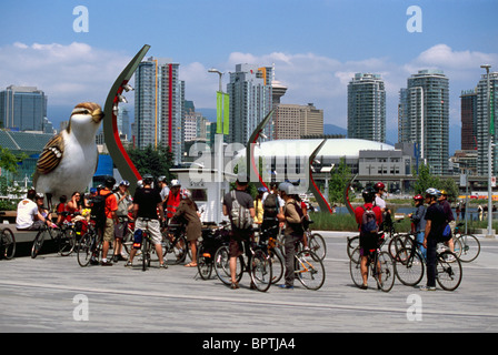 Vancouver, BC, Britisch-Kolumbien, Kanada - A Gruppe von Radfahrern trifft am Olympic Plaza, im The Village auf False Creek Stockfoto