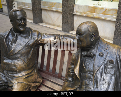 Die Statue von Roosevelt und Winston Churchill auf einer Bank sitzen. Bond Street, Mayfair, London, England. Stockfoto