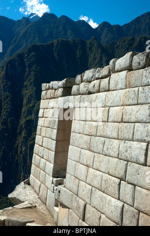 Komplizierte Mauerwerk eines rekonstruierten Gebäudes an der alten Inka-Stadt Machu Picchu, Peru. Stockfoto