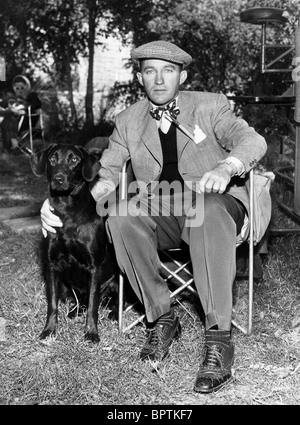 BING CROSBY & HUND SCHAUSPIELER SÄNGER & TÄNZERIN (1960) Stockfoto