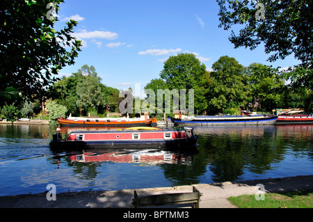 Narrowboat auf Themse, Old Windsor, Berkshire, England, Vereinigtes Königreich Stockfoto