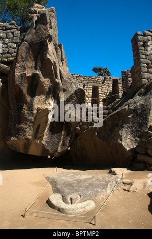 Leiter des Kondors, ein geschnitzter Vogel, inmitten der komplizierten Mauerwerk von zerstörten Gebäuden in der Inka-Stadt Machu Picchu, Peru. Stockfoto