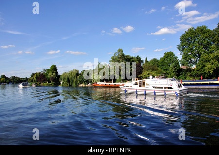 Bootfahren auf der Themse, Old Windsor, Berkshire, England, Vereinigtes Königreich Stockfoto