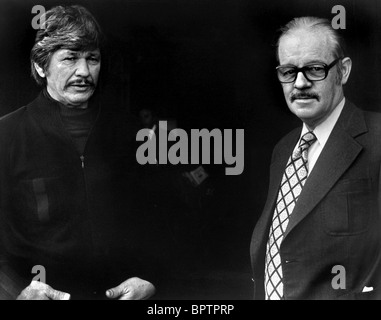 CHARLES BRONSON & ALISTAIR MACLEAN SCHAUSPIELER & SCHRIFTSTELLER BREAKHEART PASS (1975) Stockfoto