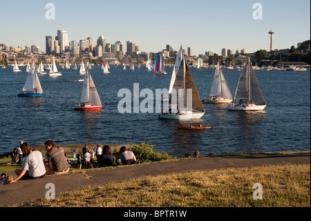 Retro-Bild von Menschen, die im Gas Works Park picknicken, während sie die Duck Races auf dem Lake Union Seattle, dem Bundesstaat Washington, genießen Stockfoto