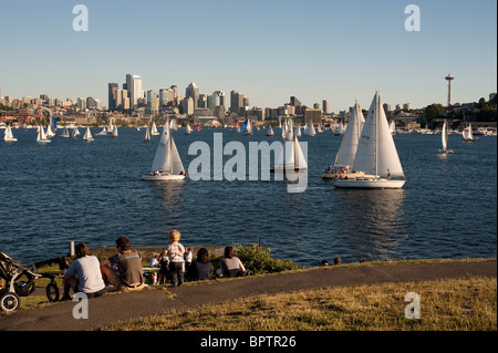 Retro-Bild von Leuten, die im Gas Works Park picknicken, während sie die Duck Races auf dem Lake Union Seattle, dem Bundesstaat Washington, genießen Stockfoto