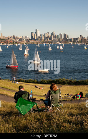 Retro-Bild von Leuten, die im Gas Works Park picknicken, während sie die Duck Races auf dem Lake Union Seattle, dem Bundesstaat Washington, genießen Stockfoto