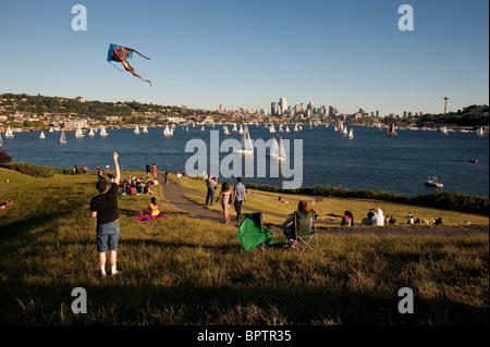 Retro-Bild von Leuten, die im Gas Works Park picknicken, während sie die Duck Races auf dem Lake Union Seattle, dem Bundesstaat Washington, genießen Stockfoto