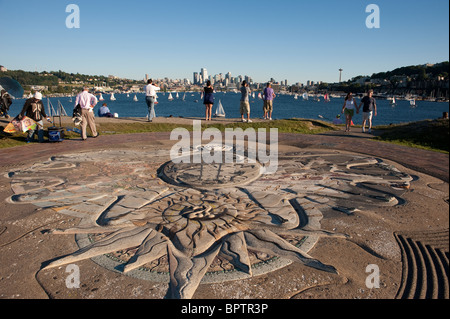 Retro-Bild von Leuten, die im Gas Works Park picknicken, während sie die Duck Races auf dem Lake Union Seattle, dem Bundesstaat Washington, genießen Stockfoto