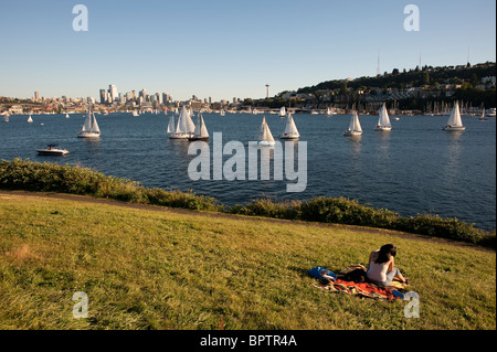 Retro-Bild von Leuten, die im Gas Works Park picknicken, während sie die Duck Races auf dem Lake Union Seattle, dem Bundesstaat Washington, genießen Stockfoto