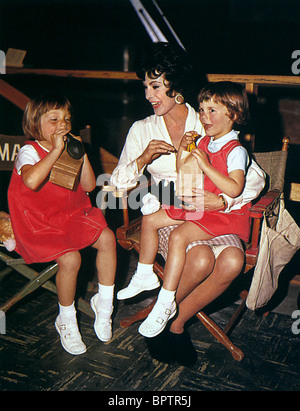 JANET LEIGH JAMIE LEE CURTIS & KELLY SCHAUSPIELERIN MIT TÖCHTERN (1963) Stockfoto