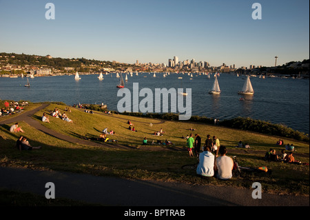 Retro-Bild von Leuten, die im Gas Works Park picknicken, während sie die Segelbootrennen auf dem Lake Union Seattle, dem Bundesstaat Washington, genießen Stockfoto