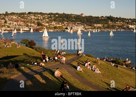 Retro-Bild von Leuten, die im Gas Works Park picknicken, während sie die Segelbootrennen auf dem Lake Union Seattle, dem Bundesstaat Washington, genießen Stockfoto