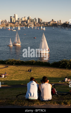 Retro-Bild von Leuten, die im Gas Works Park picknicken, während sie die Segelbootrennen auf dem Lake Union Seattle, dem Bundesstaat Washington, genießen Stockfoto