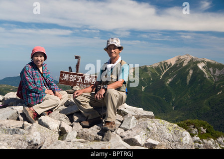 Ältere Wanderer auf dem Gipfel der Kurobegoro Dake, Chubu-Sangaku Nationalpark, Nagano, Japan Stockfoto