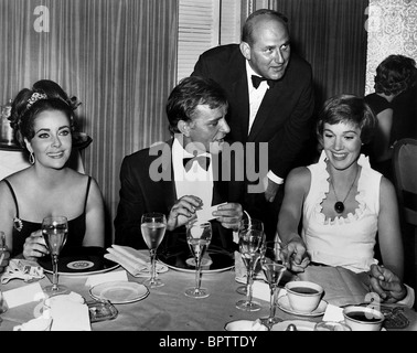 ELIZABETH TAYLOR RICHARD BURTON MARTIN RANSOHOFF JULIE ANDREWS SANDPIPER CAST & ABENDESSEN (1965) Stockfoto