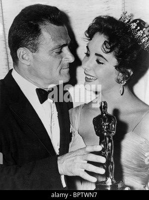 MIKE TODD & ELIZABETH TAYLOR MIT OSCAR AUF DER GANZEN WELT VON MIKE TODD (1968) Stockfoto