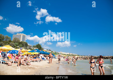 Touristen genießen den Strand in Eforie Nord Sea Resort in Rumänien. Stockfoto