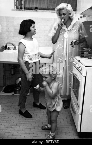 JAYNE MARIE MANSFIELD MIKLÓS HARGITAY & JAYNE MANSFIELD SCHAUSPIELERIN MIT FAMILIE (1960) Stockfoto