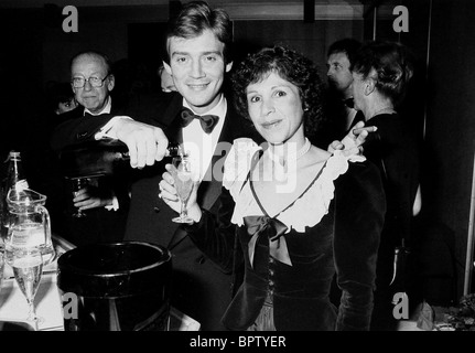 Schauspieler ANTHONY ANDREWS und Frau GEORGINA behandelnden DAVID FROST