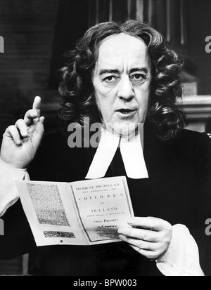 ALEC GUINNESS ON BÜHNE WIE JONATHAN SWIFT IN "YAHOO" (1976) Stockfoto