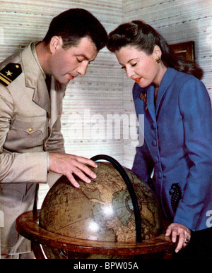 LT ROBERT TAYLOR & BARBARA STANWYCK MANN MIT DER SCHAUSPIELERIN (1945) Stockfoto