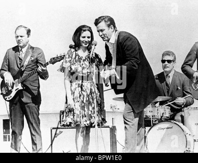 JUNI CARTER BARGELD & JOHNNY CASH HEIRATETE COUNTRY-SÄNGER PERFORMNG FÜR 900 HÄFTLINGE IM GEFÄNGNIS CUMMINS (1969) Stockfoto