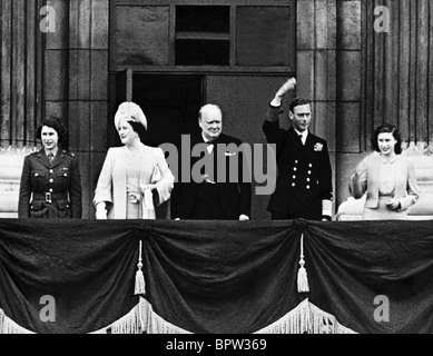 König Georg VI. Prinzessin ELIZABETH Königin Mutter WINSTON CHURCHILL & Prinzessin MARGARET ROYAL Familie 10. Juni 1945 Stockfoto