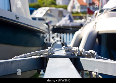 Boote in einer Marina gefesselt mit Seilen in Asgardstrand, Norwegen. Stockfoto