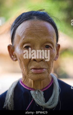 Eine ältere Dame in Tracht der Lanten Minderheit/ethnische Gruppe Luang Nam Tha, Laos. Indochina. Süd-Ost Asia.Feb 2010 Stockfoto