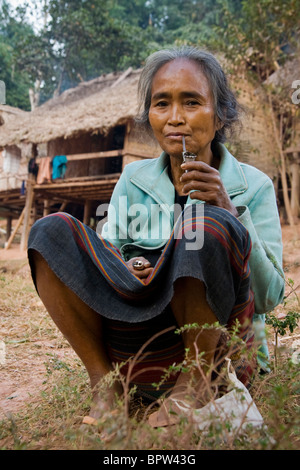 Eine ältere Dame ruhen mit einem Pip in einem Dorf außerhalb von Luang Nam Tha, Laos. Indochina. Südost-Asien. Februar 2010 Stockfoto