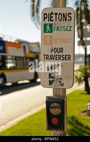 Drücken Sie die Taste an einer französischen Fußgängerampel. Stockfoto