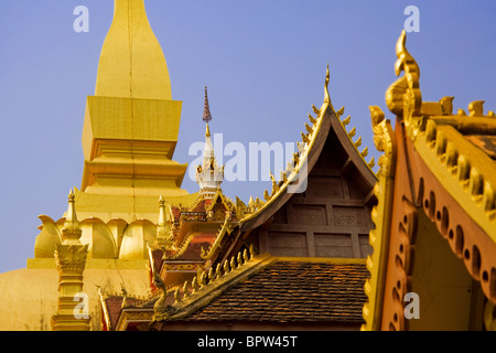 Architektonische Details von Gebäuden in Pha, die Luang, Vientiane, Laos. Indochina. Südost-Asien. Februar 2010. Stockfoto