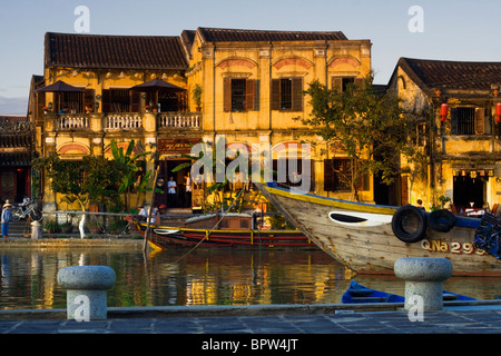 Die Sonne geht auf Boote, Cafés und Restaurants am Fluss Thu Bon in Hoi an, Vietnam. Indochina. Süd-Ost-Asien. Stockfoto