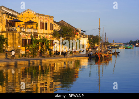 Die Sonne geht auf die Cafés und Restaurants direkt am Thu Bon Fluss in Hoi an, Vietnam. Indochina. Süd-Ost-Asien. Januar 2010 Stockfoto