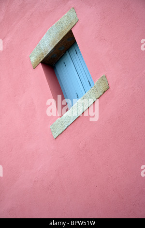 Blauen Fensterläden Fenster in Rosa Wand, Le Bono, Morbihan, Bretagne, Bretagne, Frankreich Stockfoto