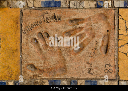 Clay Handabdrücke der italienischen Regisseure Vittorio und Paolo Taviani außerhalb des Palais des Festivals et des Congrès, Cannes Stockfoto