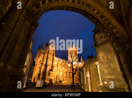 Die Kathedrale von Canterbury in der Abenddämmerung in Kent, UK. Stockfoto