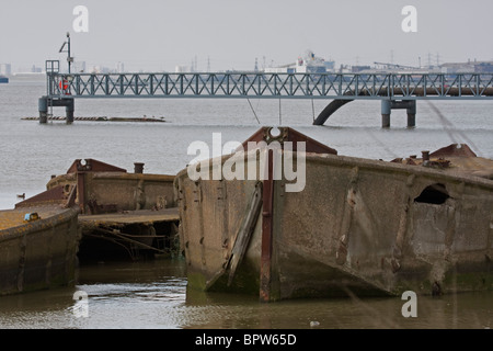 Beton Lastkähne in der Themse Stockfoto