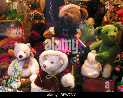 Spielzeug-Bären in einem Schaufenster Stockfoto