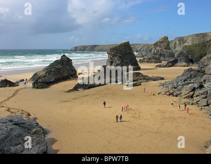 Felsen und Inseln am Strand von Bedruthan Steps mit Park-Kopf in der Ferne Stockfoto