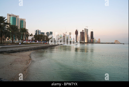 Eine Ansicht entlang Doha Corniche als die steigenden Türme spiegeln den Sonnenuntergang, Januar 2009 Stockfoto