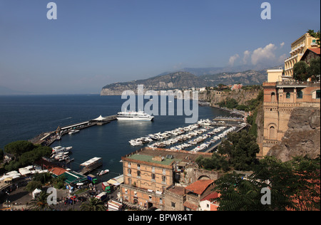 Blick auf Sorrento Marina, Bucht von Neapel, Amalfiküste, Italien Stockfoto