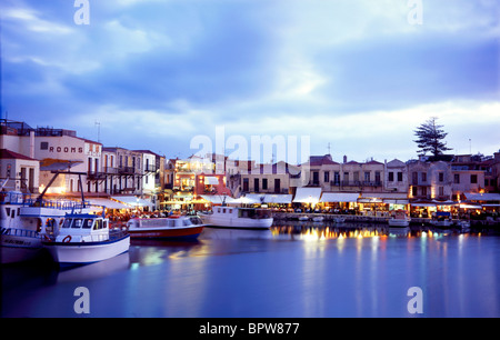 Blick über Rethymnons alten Hafen bei Sonnenuntergang an einem trüben Abend im späten Frühjahr 2009. Langzeitbelichtung mit Motion blur Stockfoto